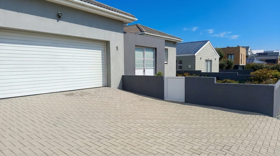 4 Bedroom Property for Sale in Oceanview Heights Western Cape